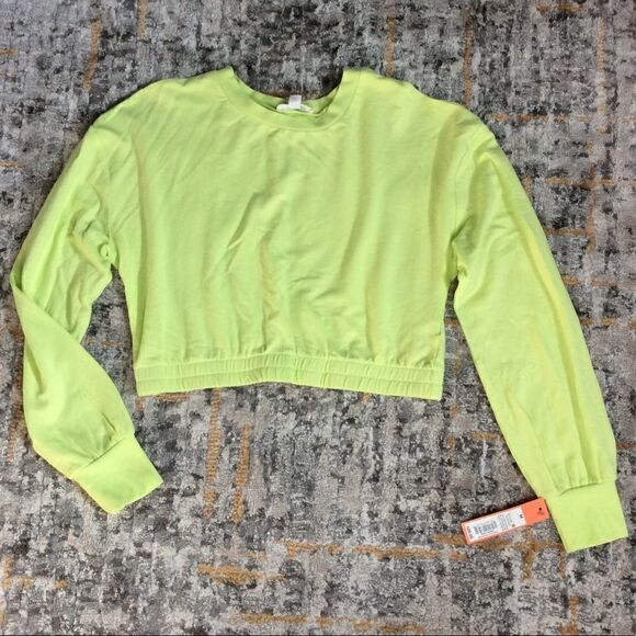 BUNDLE OF 4 SUPER CUTE, SIZE MEDIUM CROP TOPS! - Picture 3 of 7